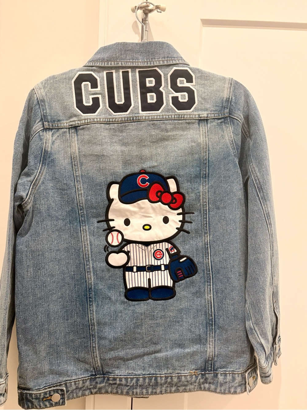 2026 MLB Hello Kitty x Cubs Denim Jacket (Med) + Hello Kitty Plushie - Picture 3 of 7